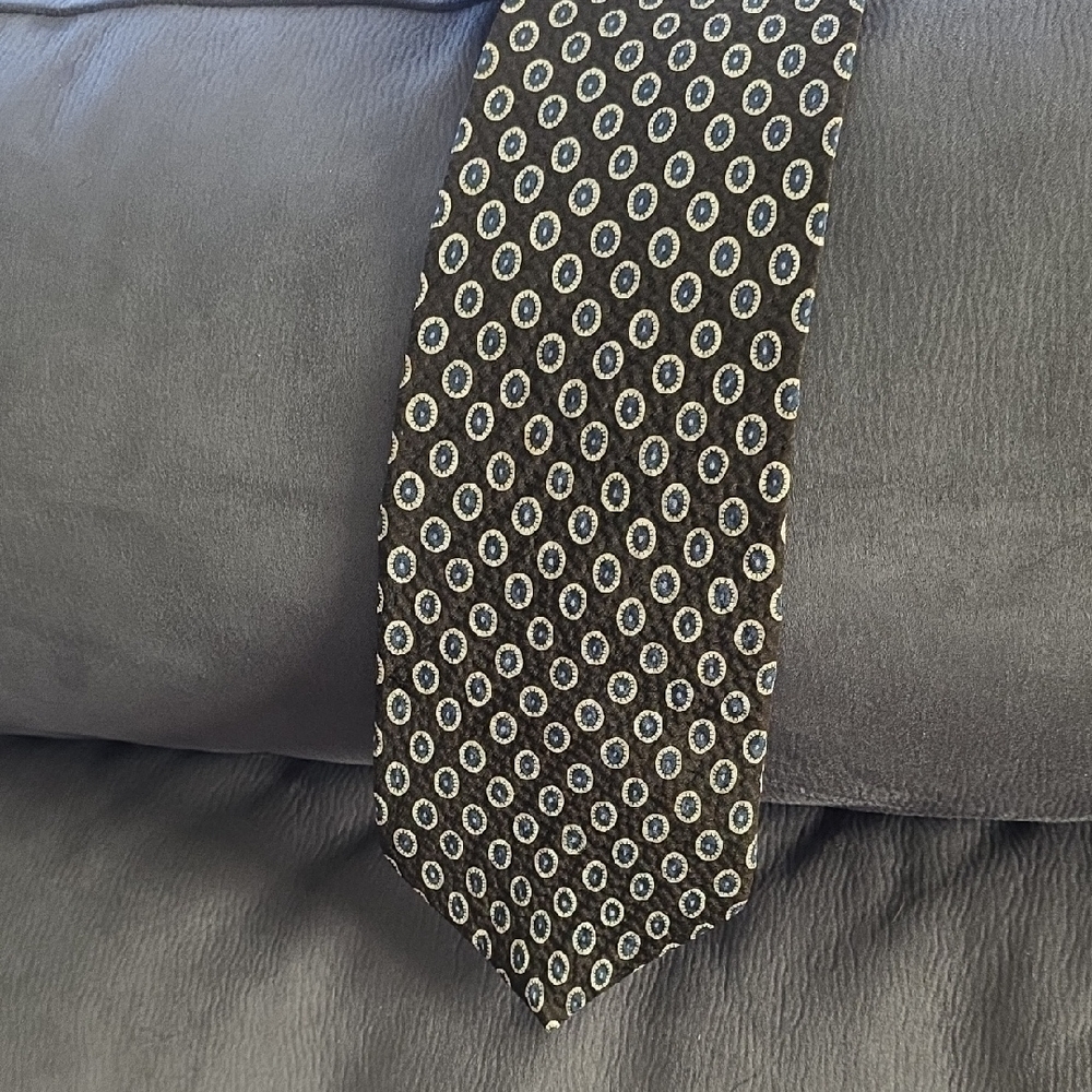 Kenneth Cole New York Black and Gold Patterned Tie